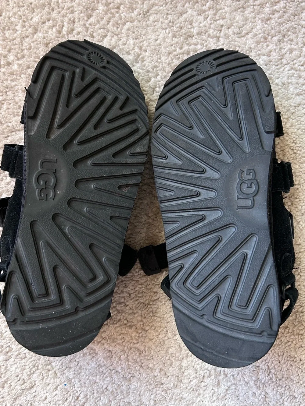 UGG Big Kid Unisex Goldencoast Suede Adjustable Multistrap Sandal Black Sz 4